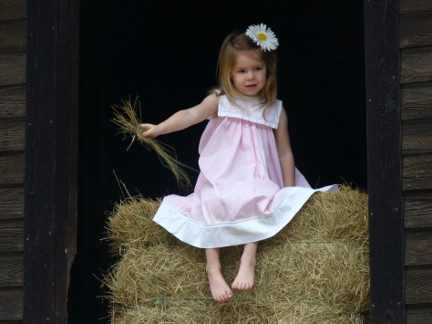 Adahlyn in barn